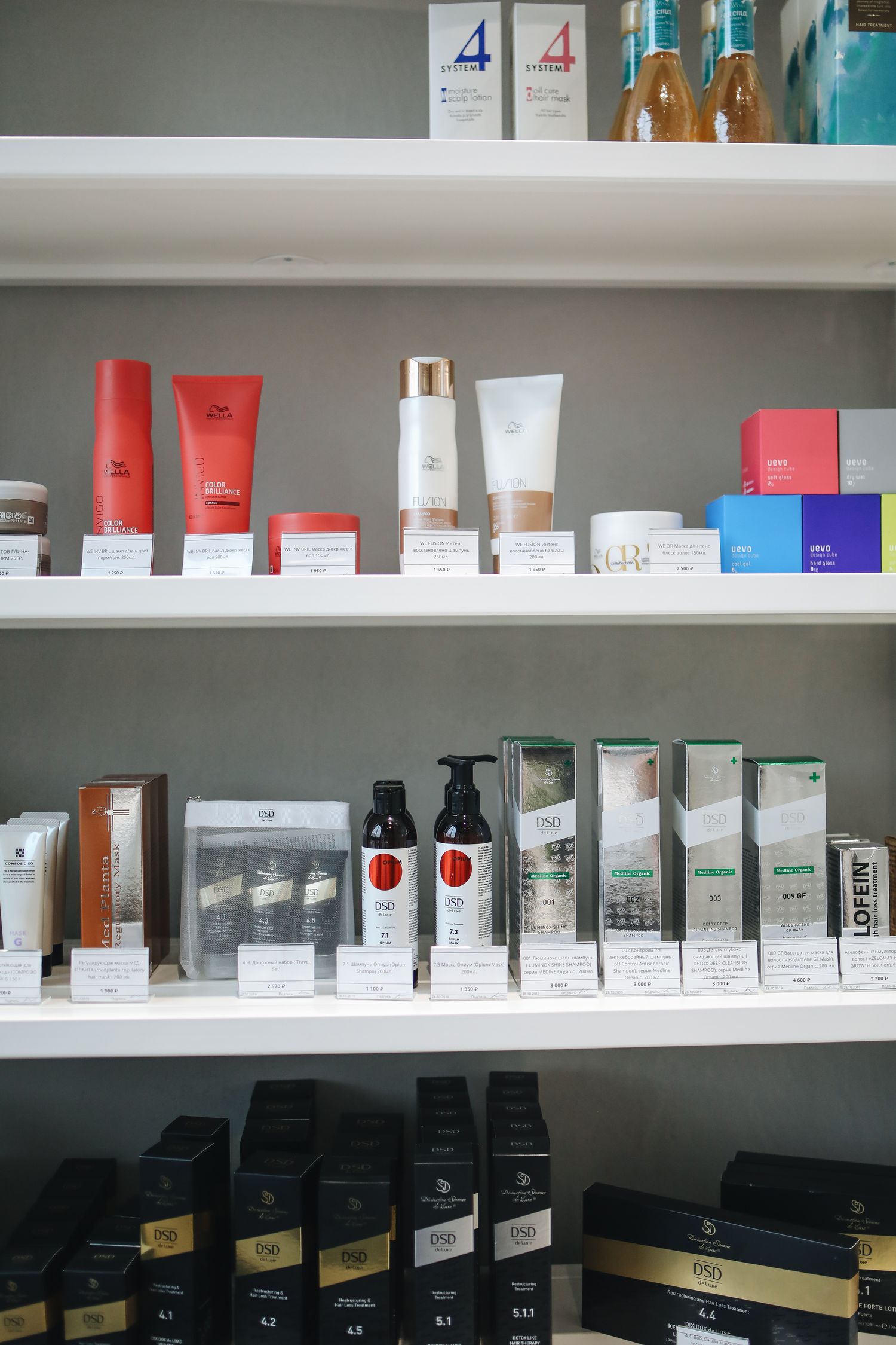 Productos de belleza y cuidado personal exhibidos en estantes