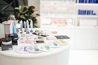 现代零售环境中展示着多种护肤和美容产品