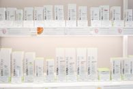 明亮的商店货架上整齐排列着超保健品护肤品