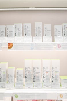 在明亮的灯光下，护肤产品被整齐地陈列在零售货架上