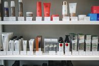 商店的货架上整齐地陈列着各式各样的护肤品和美容产品