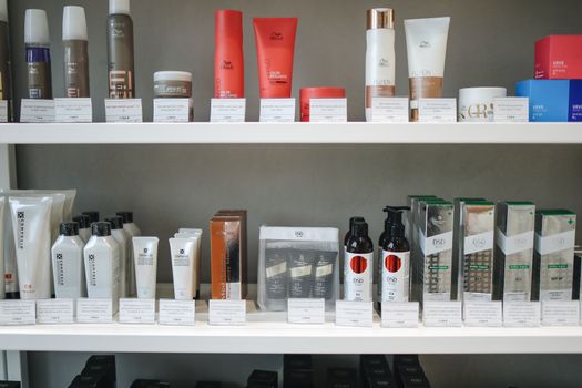 商店的货架上整齐地陈列着各式各样的护肤品和美容产品