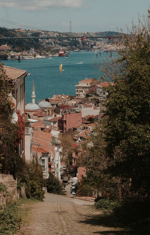 Free Charming view of Istanbul with Bosphorus, historic architecture, and lush greenery. Stock Photo