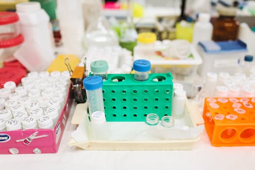 在充满活力的实验室环境中，科研人员使用试管和五颜六色的架子进行科学研究