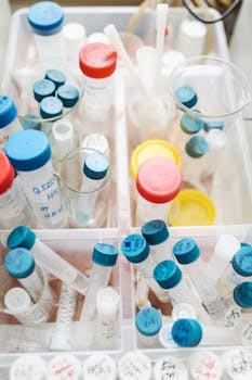 在研究环境中，各种带有盖子的实验室试管被标记