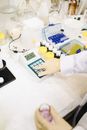 科学家使用实验室设备进行研究