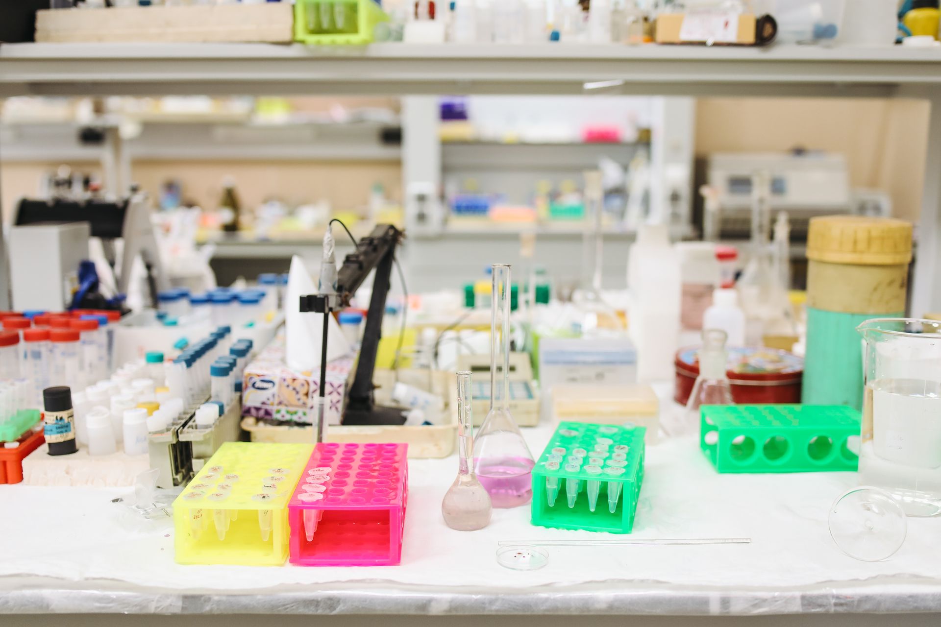 Vista de un banco de trabajo en un laboratorio moderno de investigación médica