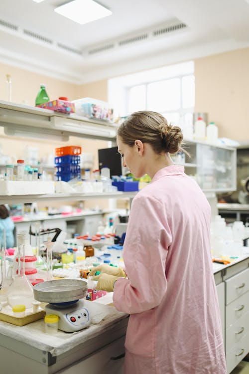 Free Scientist in Laboratory Stock Photo