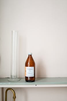 实验室的架子上放着一个棕色玻璃瓶