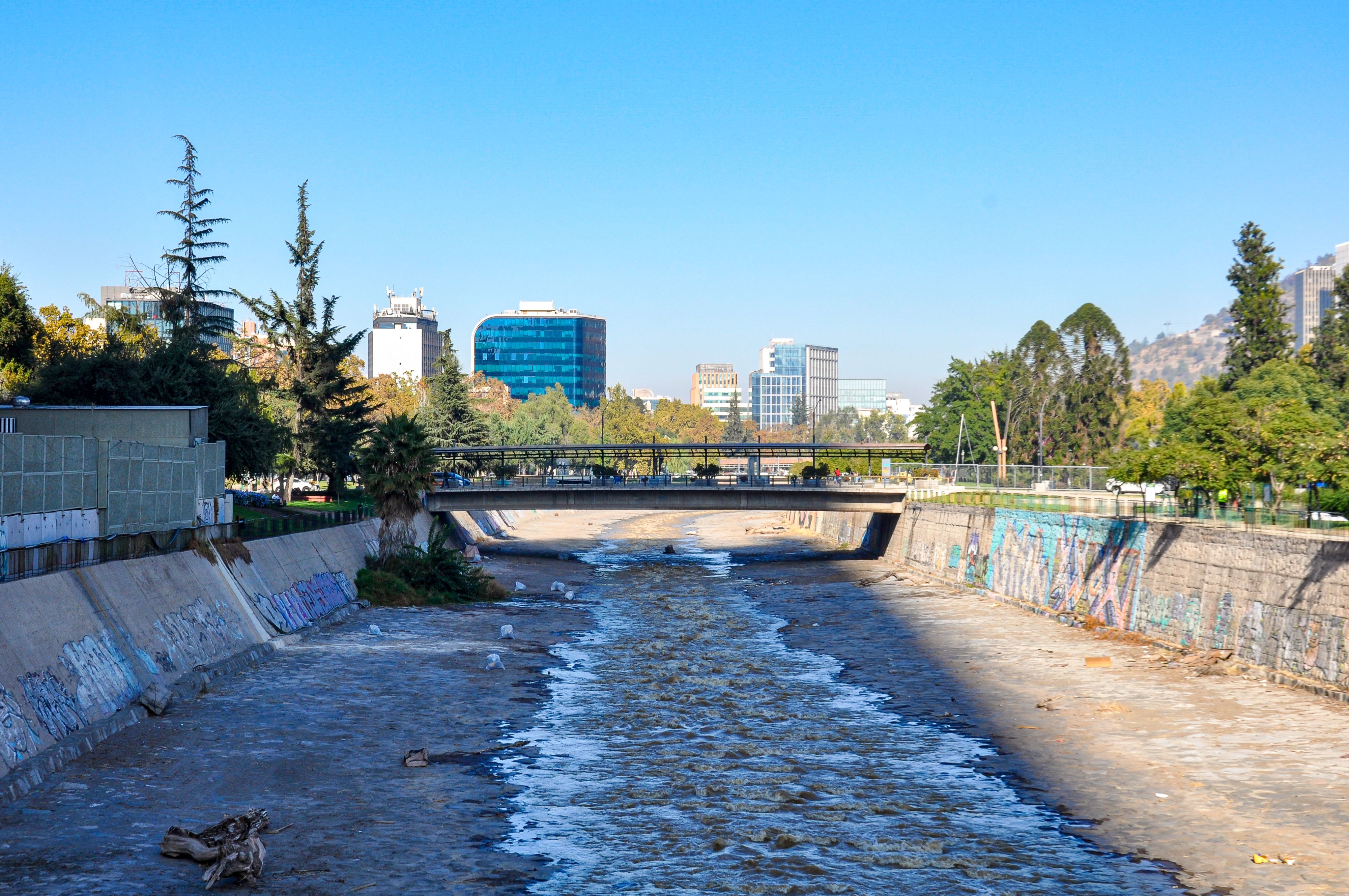 Diputado Bugueño y ministra Parot discuten regularización de terrenos y acceso al agua en el Distrito 16