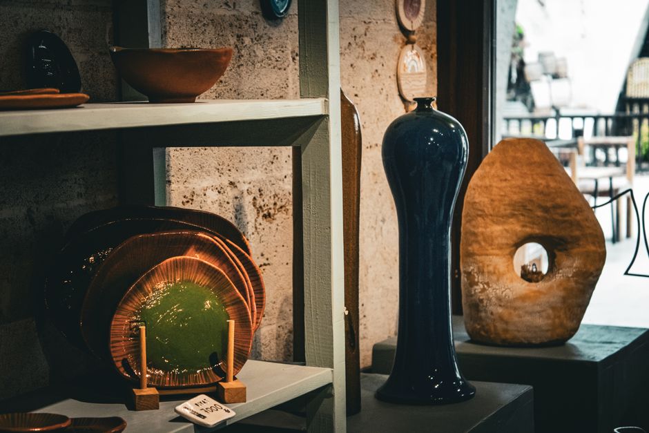 Hybride blauw muur met moderne meubels. Hybride blauw muur met moderne meubels.