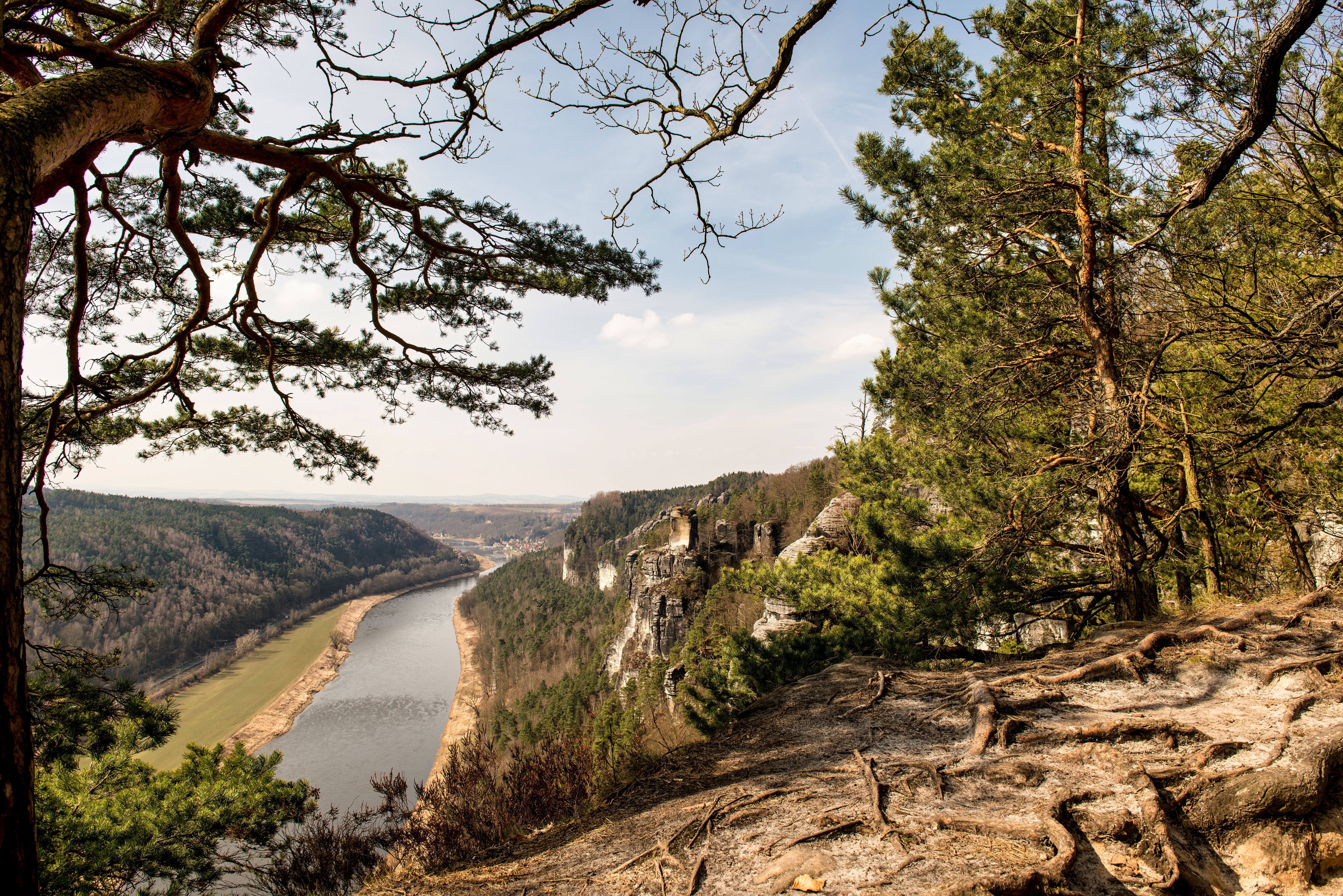 Panorama einer deutschen Flusslandschaft mit Hügeln