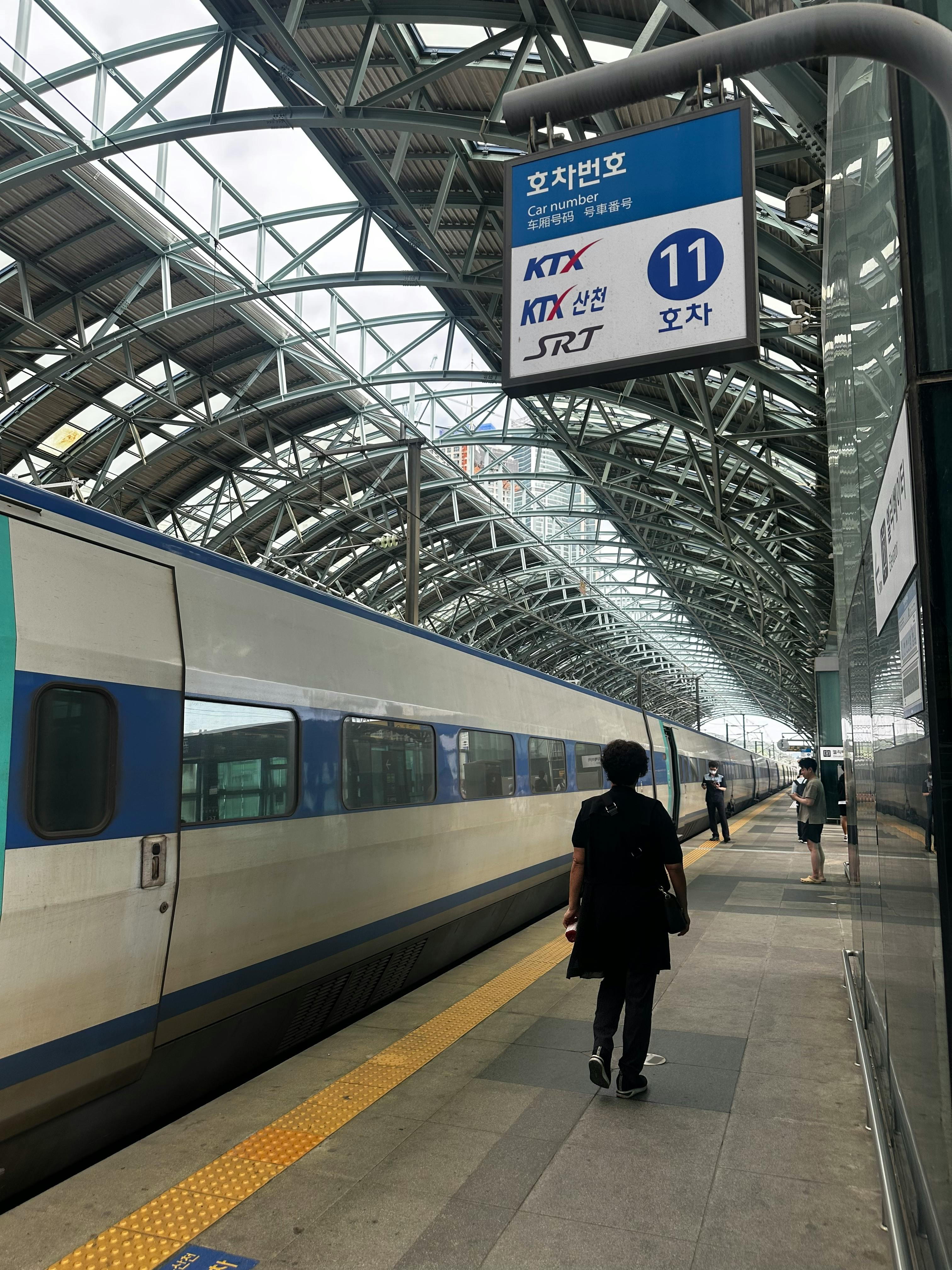 KTX 고속열차가 정차한 한국 기차역 플랫폼 전경