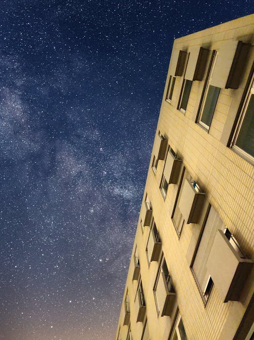 Бесплатное стоковое фото с Балкон, дом, звездная ночь