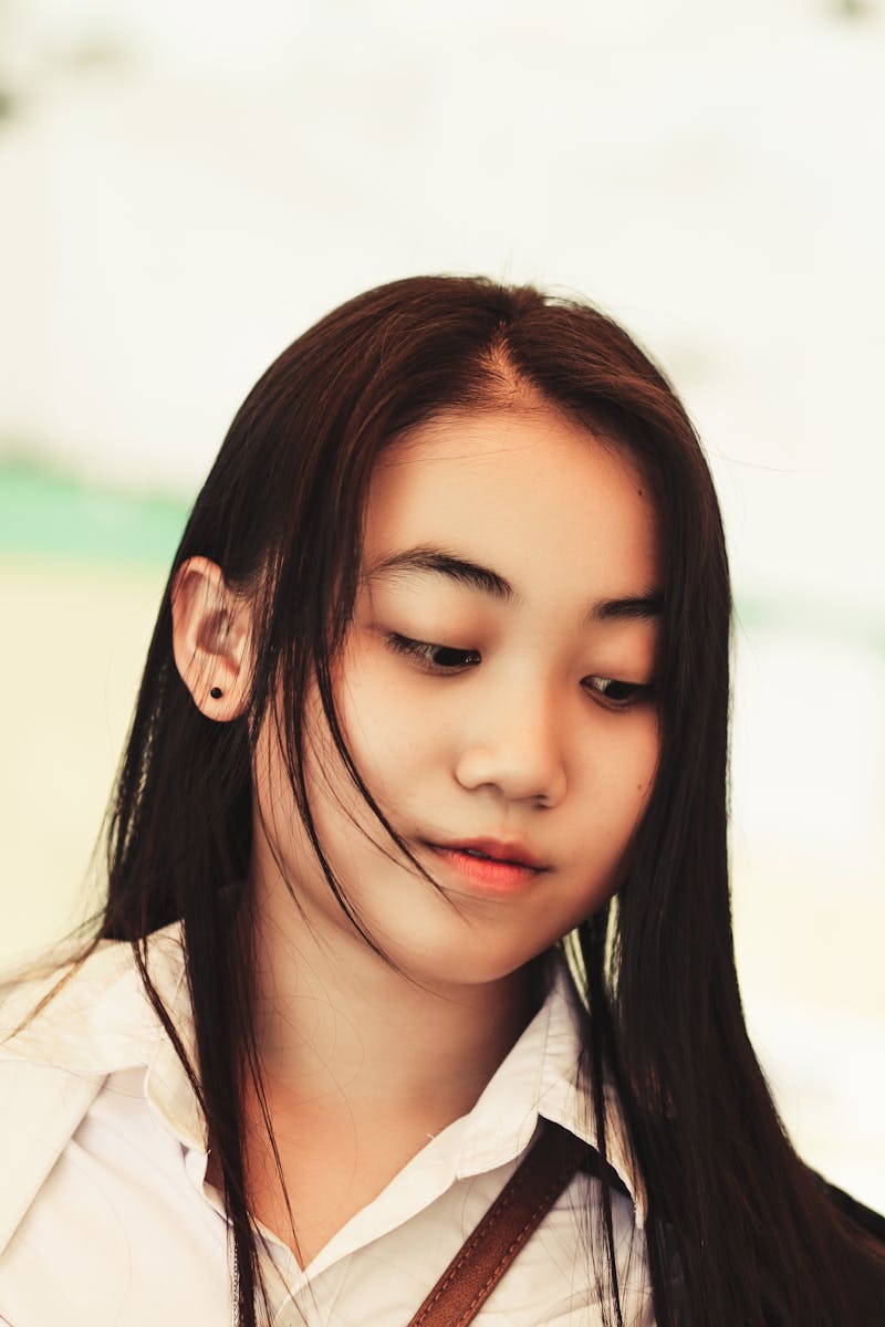 工程师团队讨论零件图纸和规格书变更