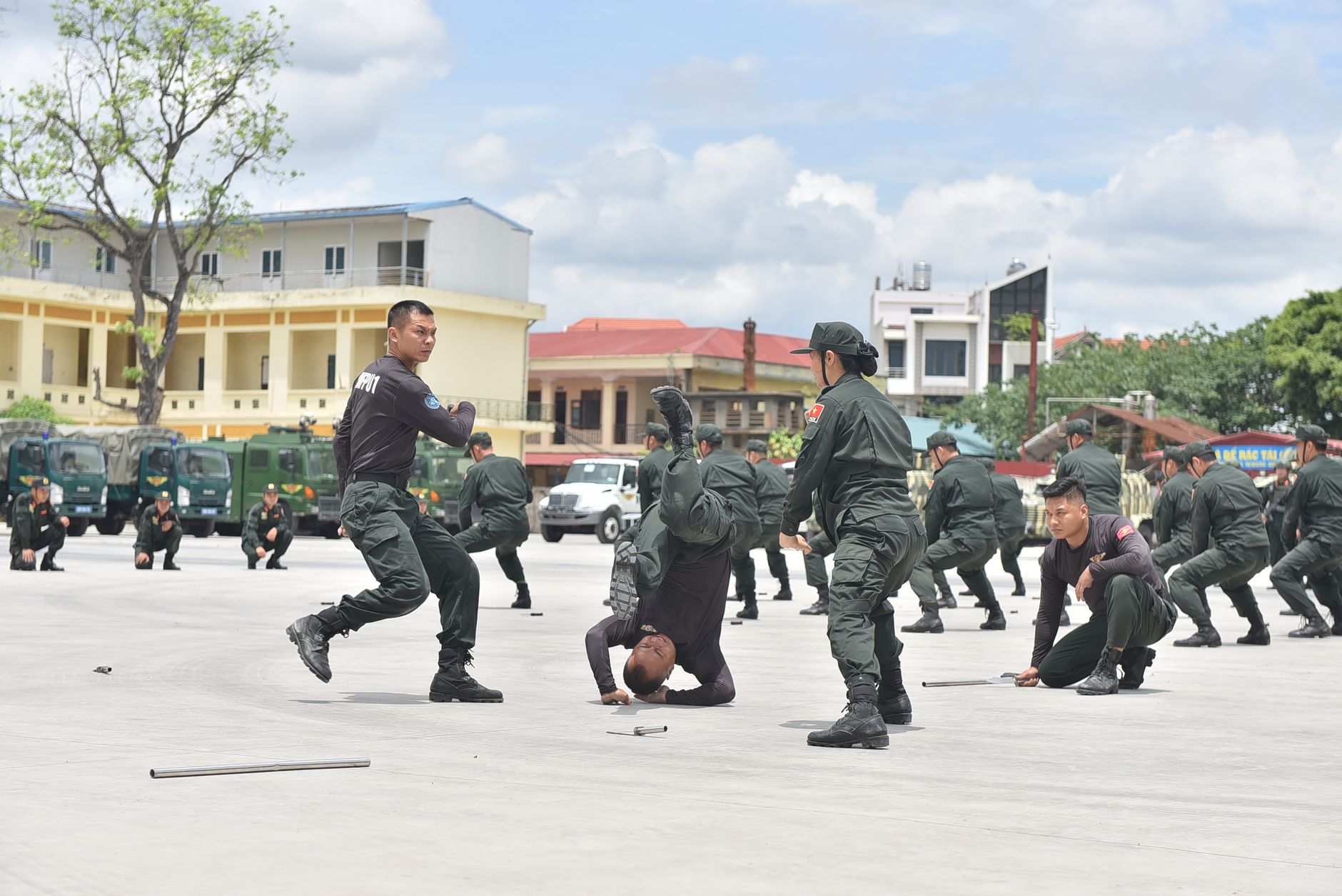 កីឡាករបម្រុងកំពុងហ្វឹកហាត់ក្រោមភ្លើងកីឡដ្ឋាន ខណៈគ្រូបង្វឹកកាន់តារាងយុទ្ធសាស្ត្រ