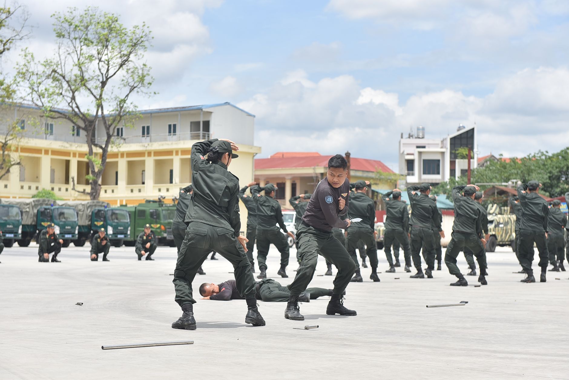 តួអង្គអ្នកលេងកំពុងគេចអ្នកការពារនៅលើទីលានភ្លឺក្នុងហ្គេមបាល់ទាត់បែបអារកេត