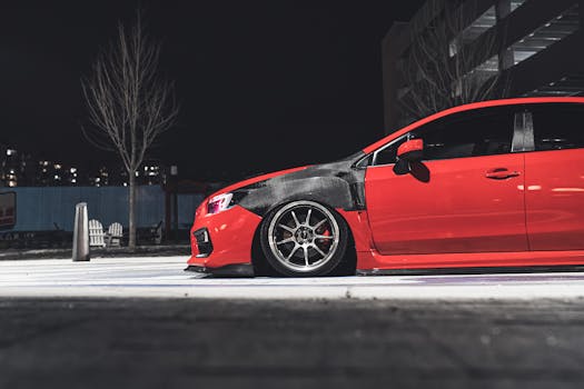 一辆时尚的红色跑车，晚上停在城市街道上