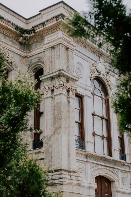 Free A stunning view of an ornate historical building facade with intricate details. Stock Photo