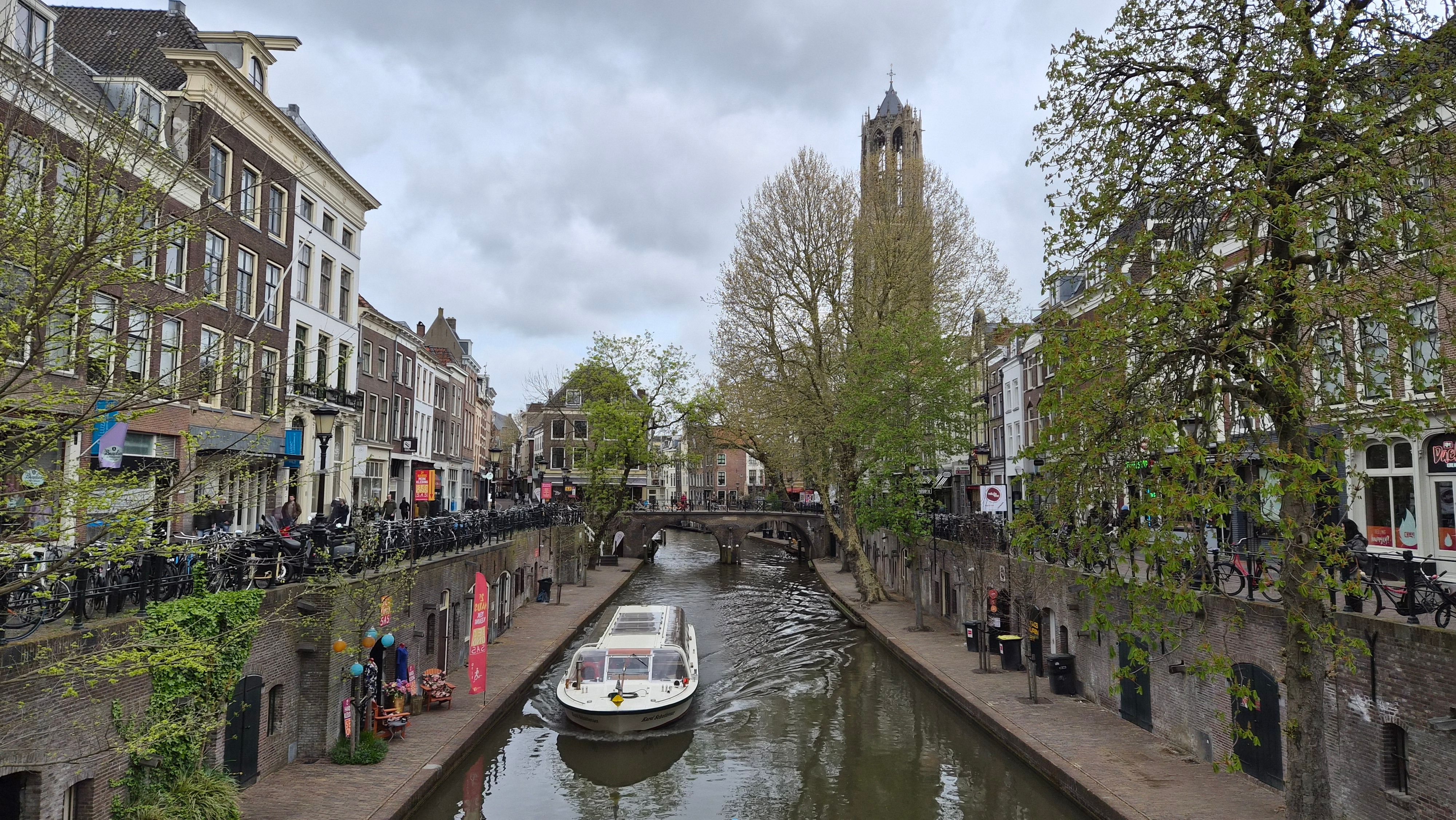 El canal Oudegracht y la torre del Dom, en Utrecht