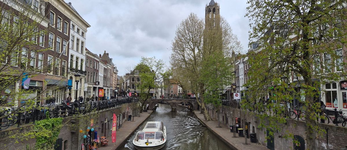 El canal Oudegracht y la torre del Dom, en Utrecht
