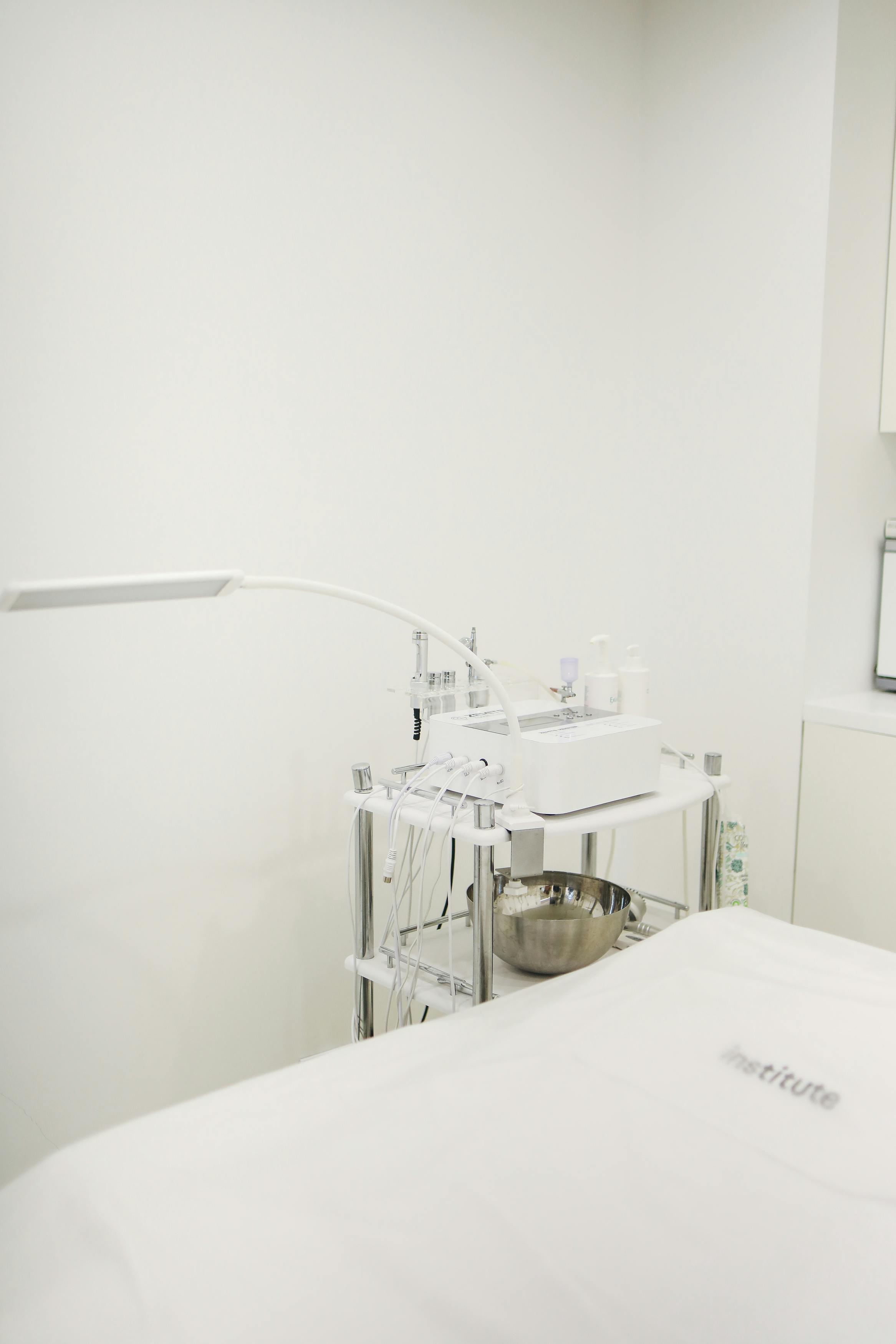 这家极简主义美容院配备高端护肤设备，提供专业治疗服务