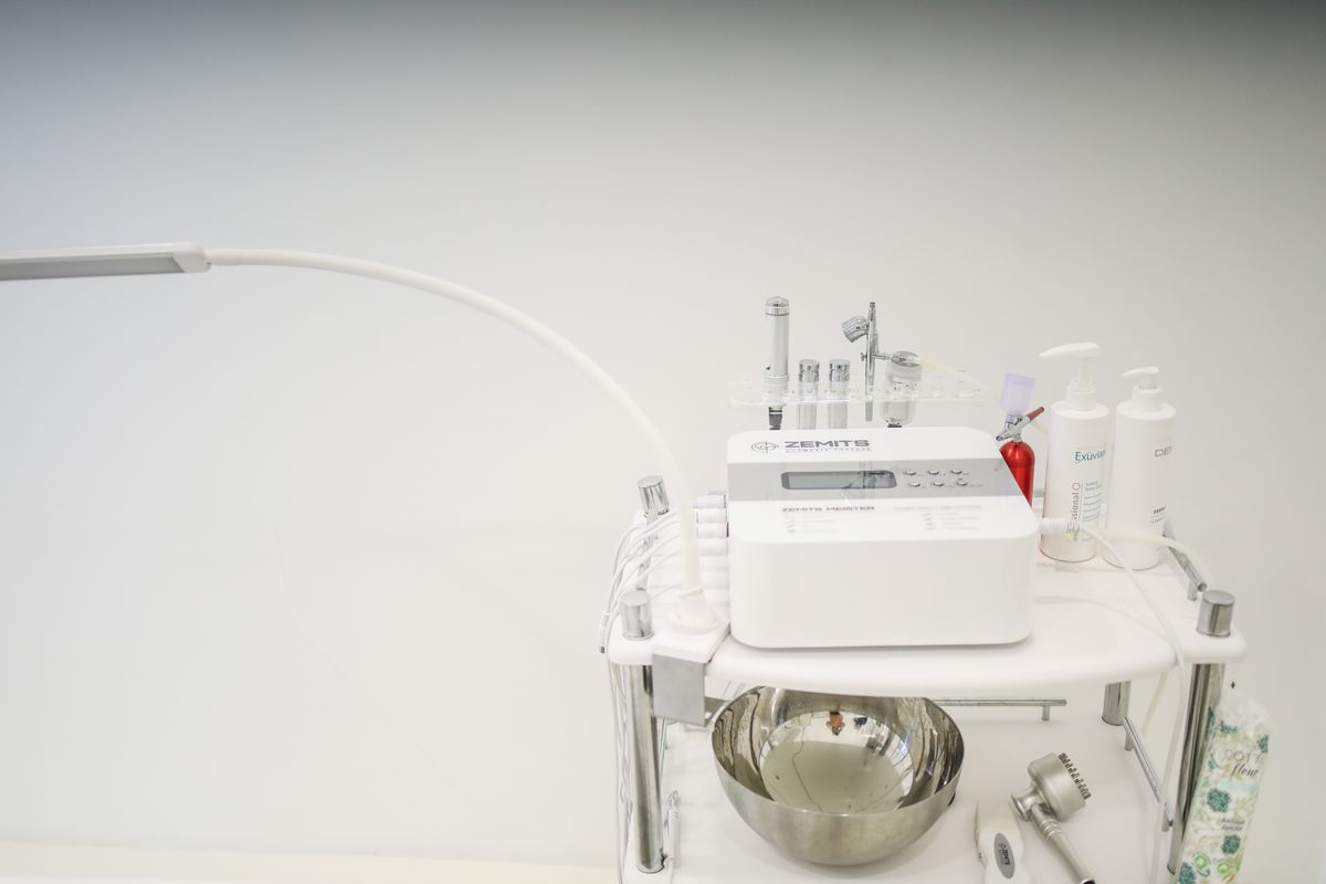 Aparatología moderna en una cabina de belleza