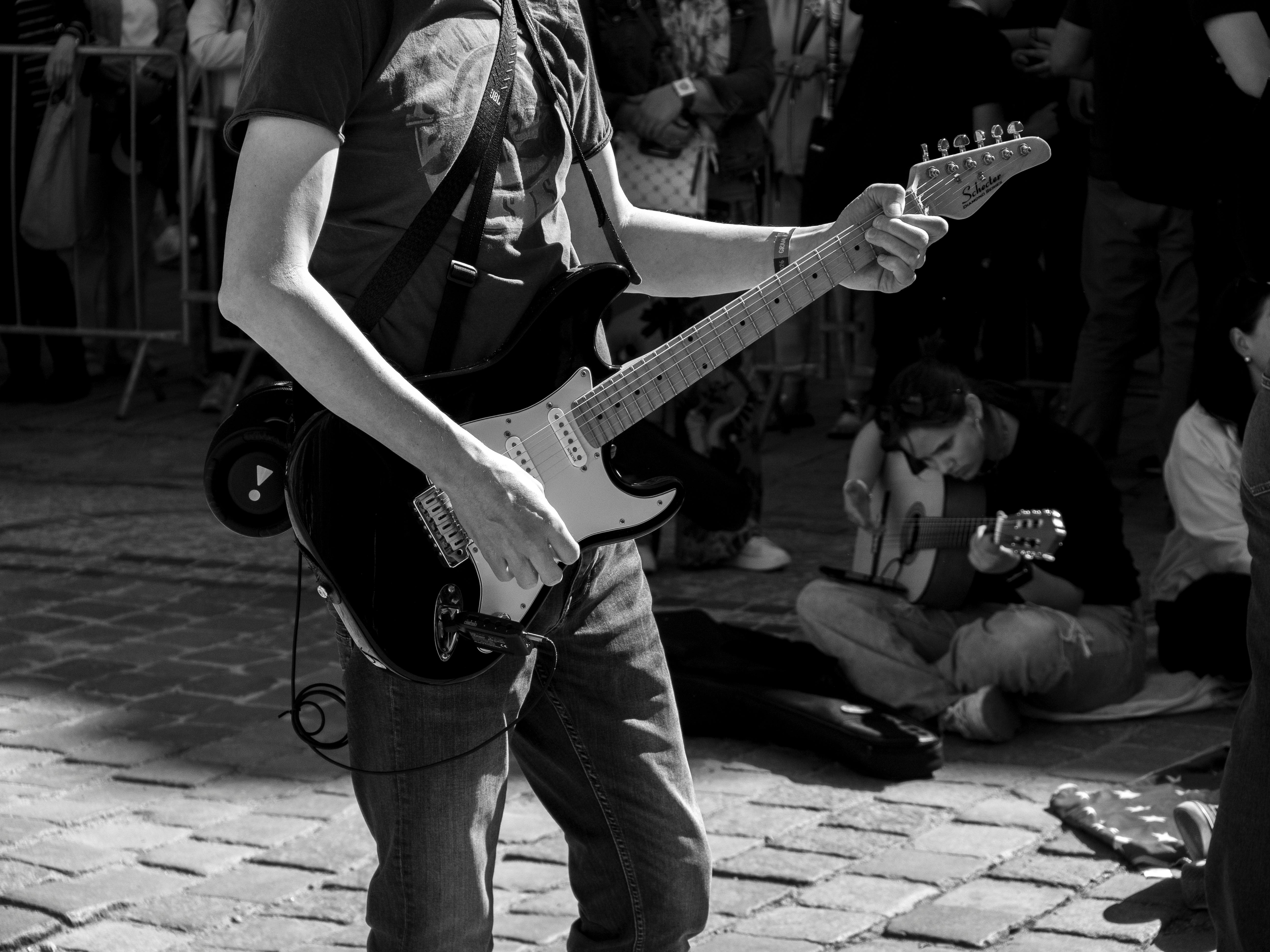 Zdjęcie przedstawiające modeler gitarowy (np. Line 6 Helix) obok wzmacniacza modelingowego typu combo (np. Fender Tone Master), ilustrujące ich różnice.