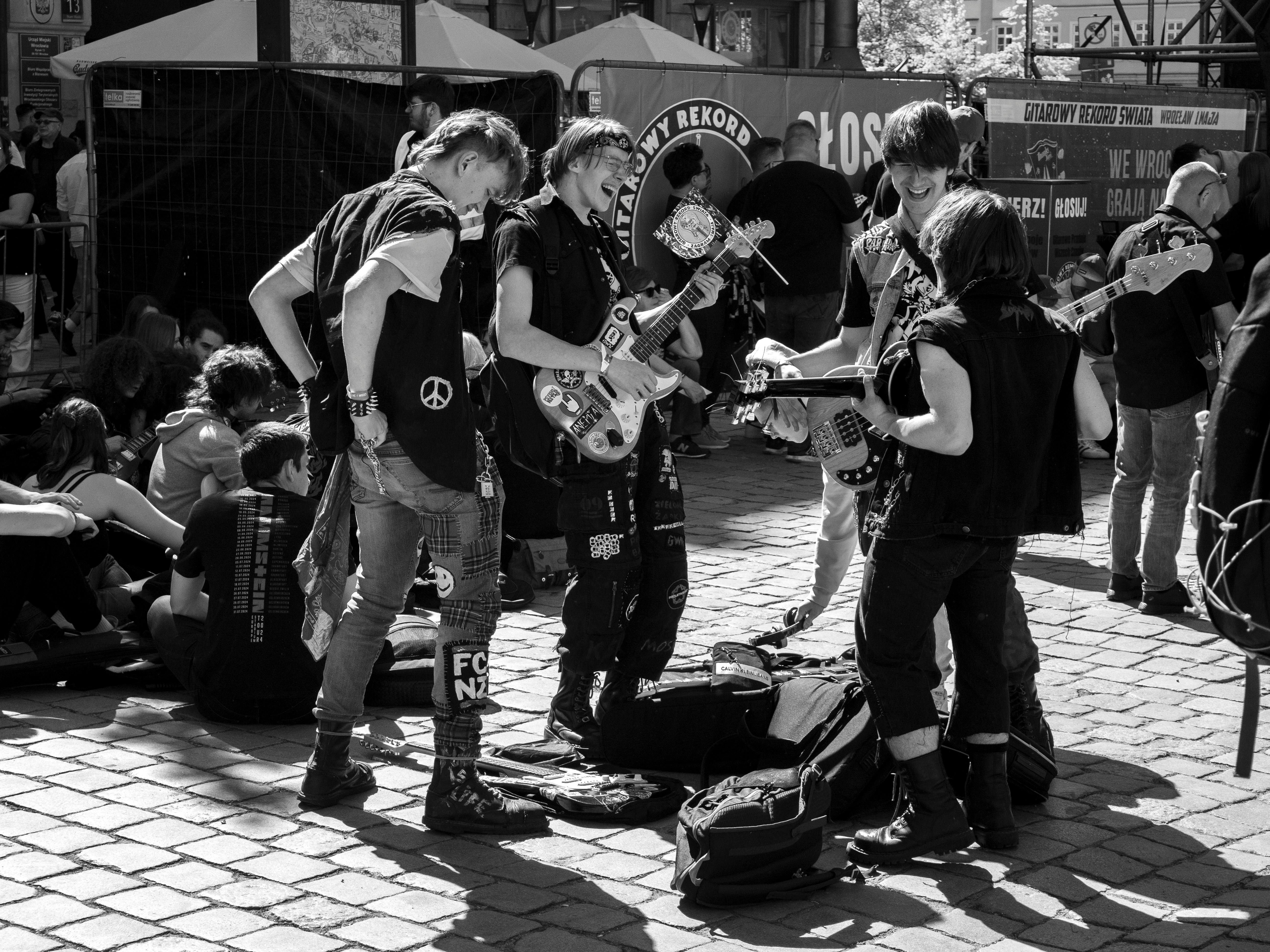 Obraz przedstawiający modeler gitarowy obok wzmacniacza lampowego, z kablami symbolizującymi złożone połączenia i