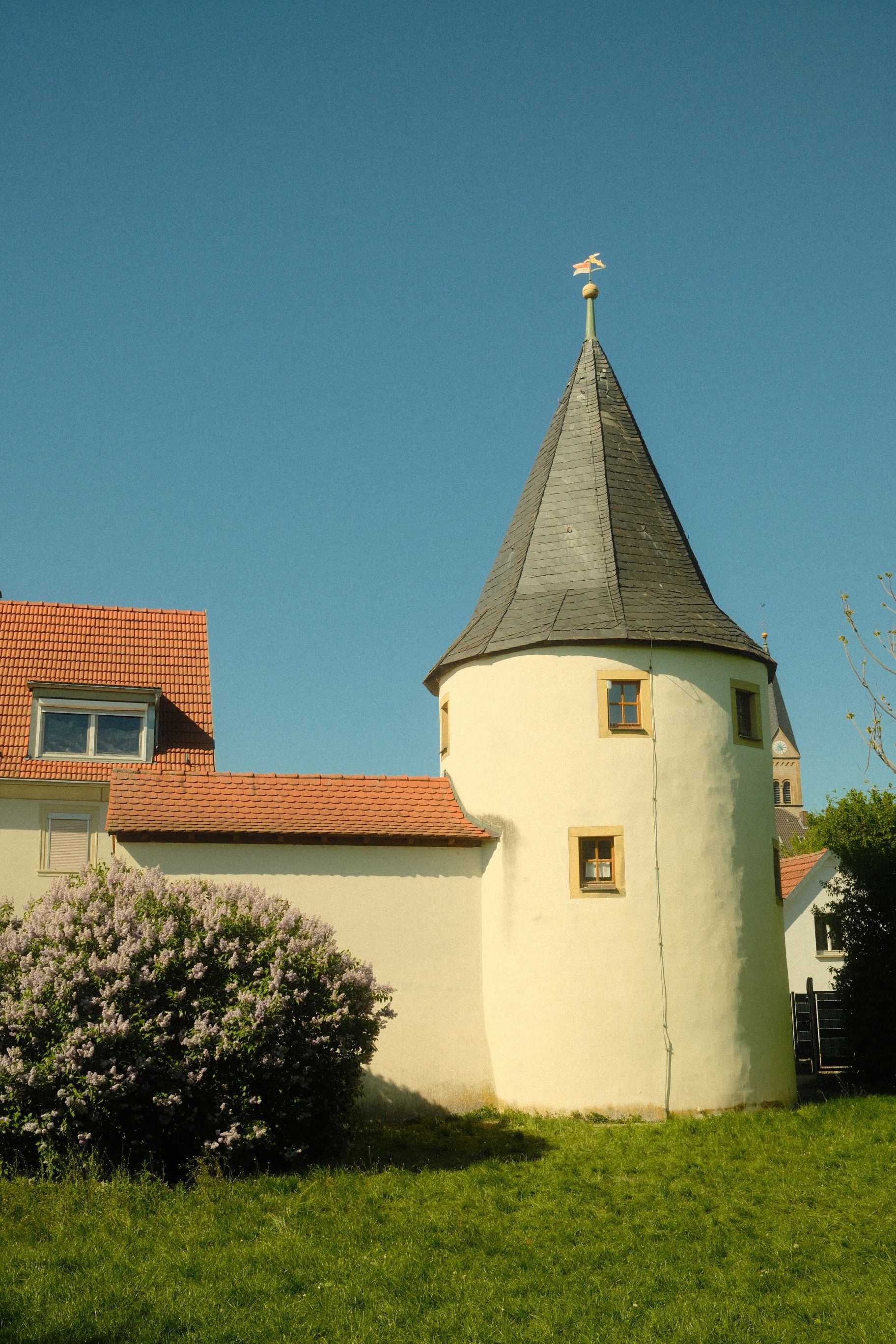 Gratis Affascinante torre medievale immersa nel verde rigoglioso sotto un cielo limpido in Germania. Foto a disposizione
