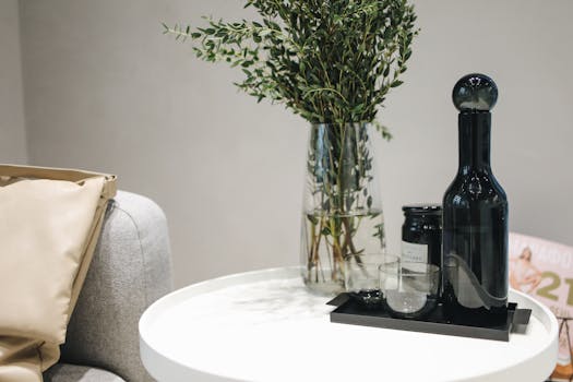 别致的内饰以时尚的装饰展现，圆桌上摆放着花瓶和玻璃瓶