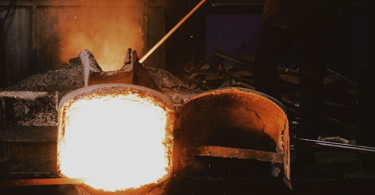 High-resolution foundry image of molten metal transfer highlighting thermal control and steel casting process discipline