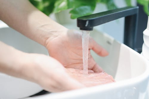 Pessoa A Lavar As Mãos