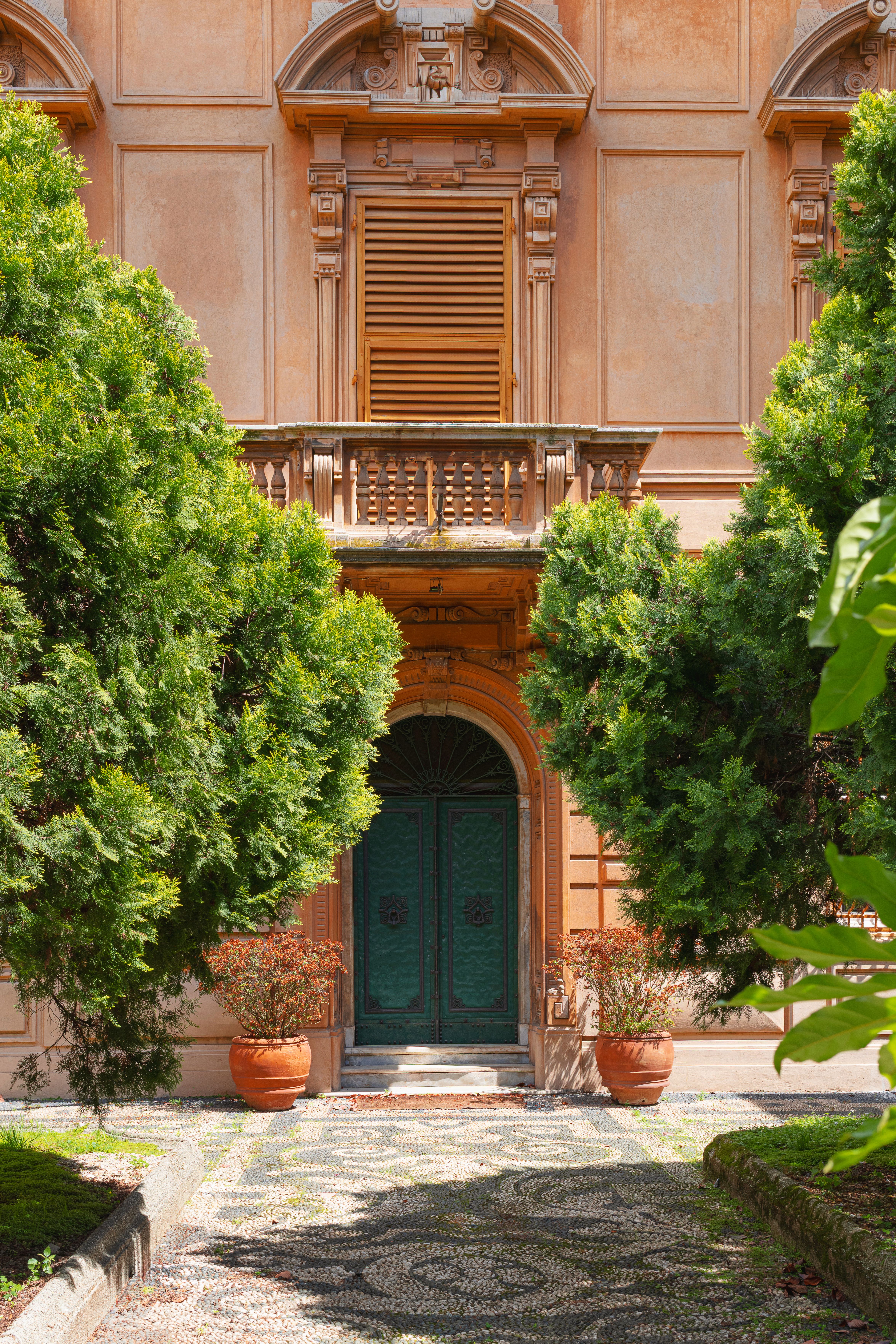 Mediterranean courtyard — Kateryna Tartachna on Pexels
