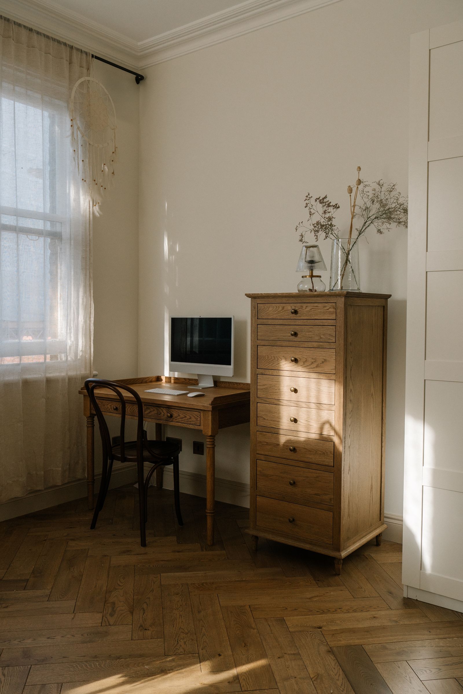 free-photo-of-cozy-home-office-with-vintage-wooden-furniture.jpeg?w=1600