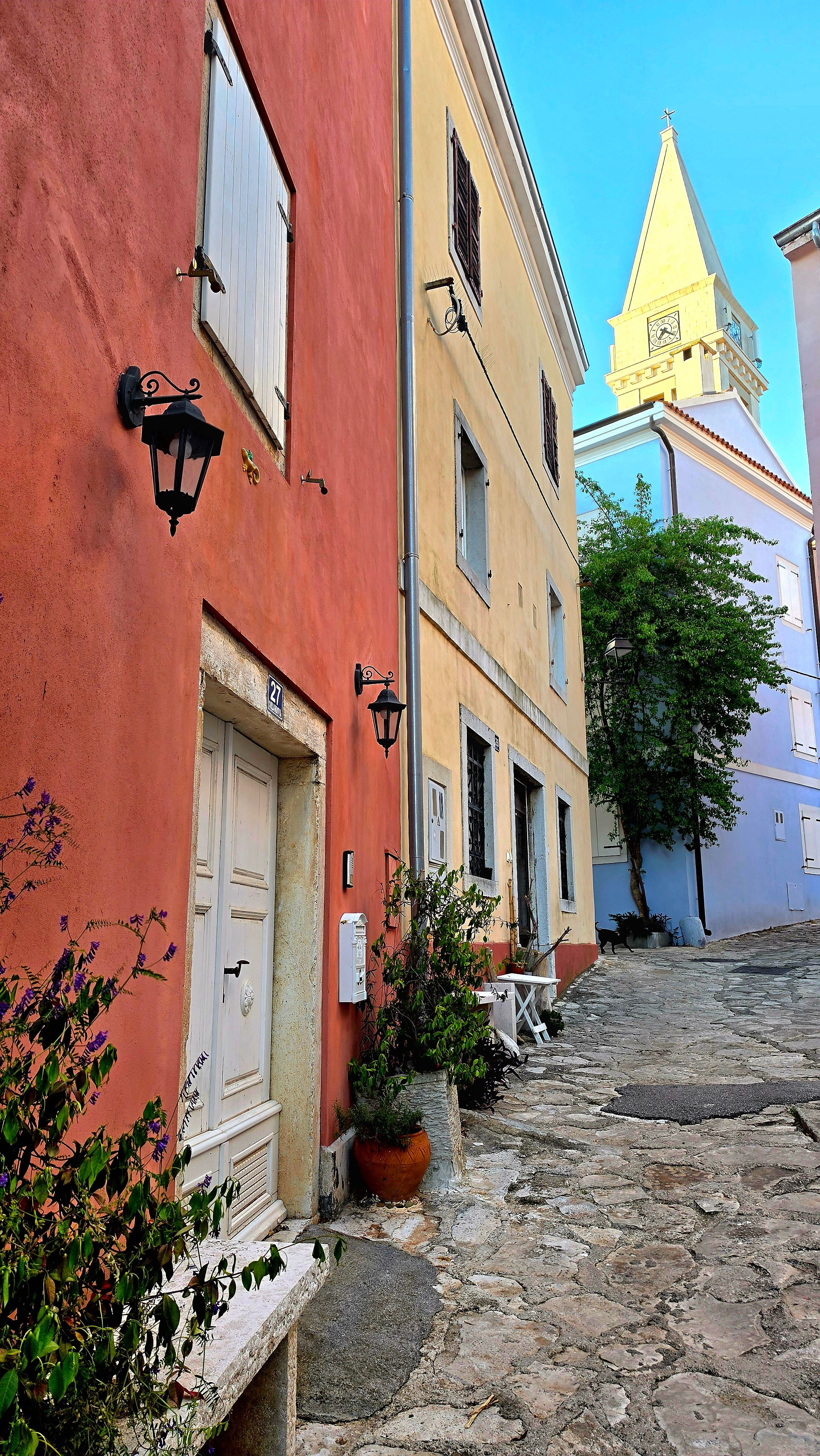 Charming European Alley with Colorful Buildings · Free Stock Photo