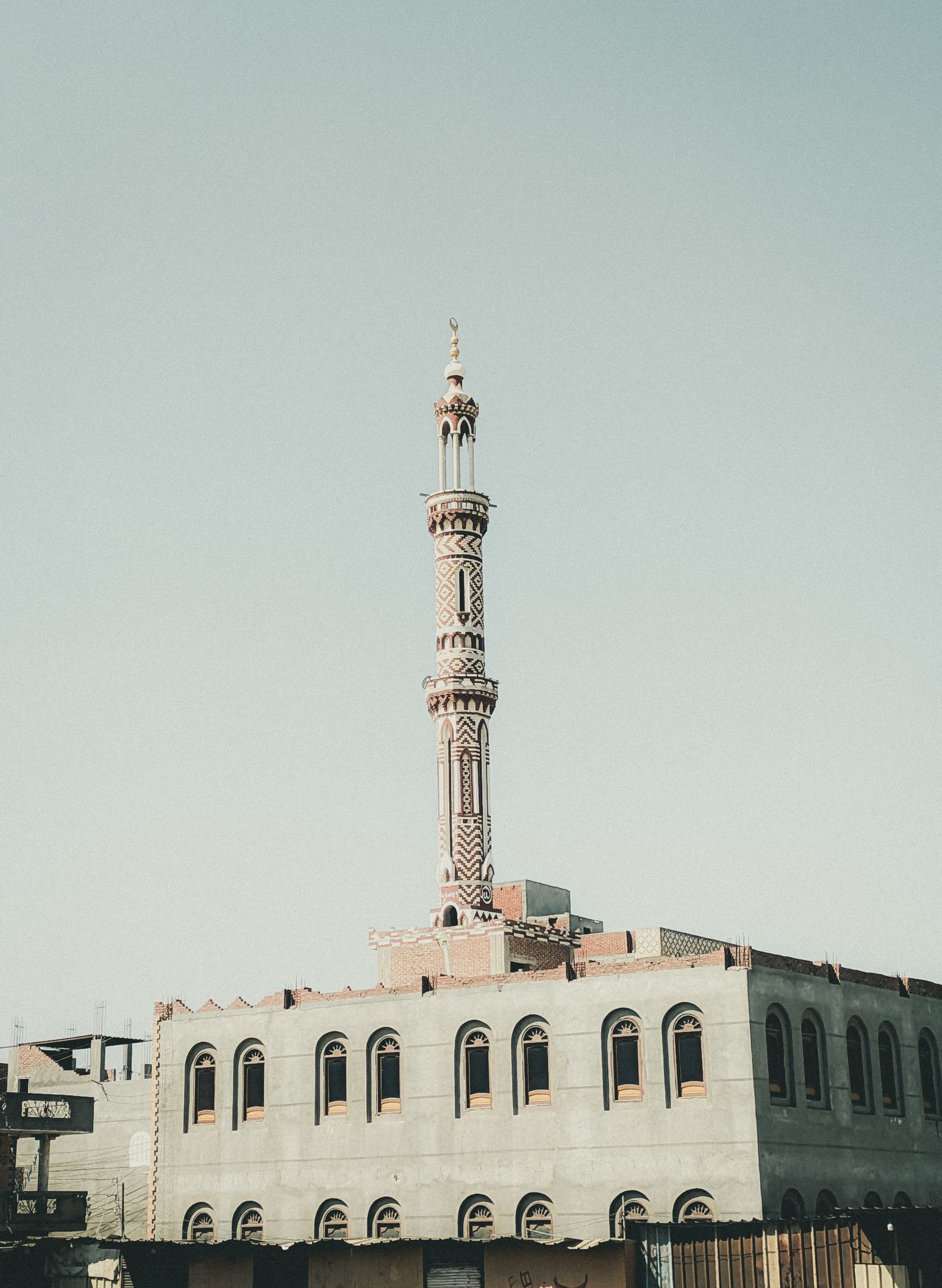 Exterieur d'une mosquee avec minaret
