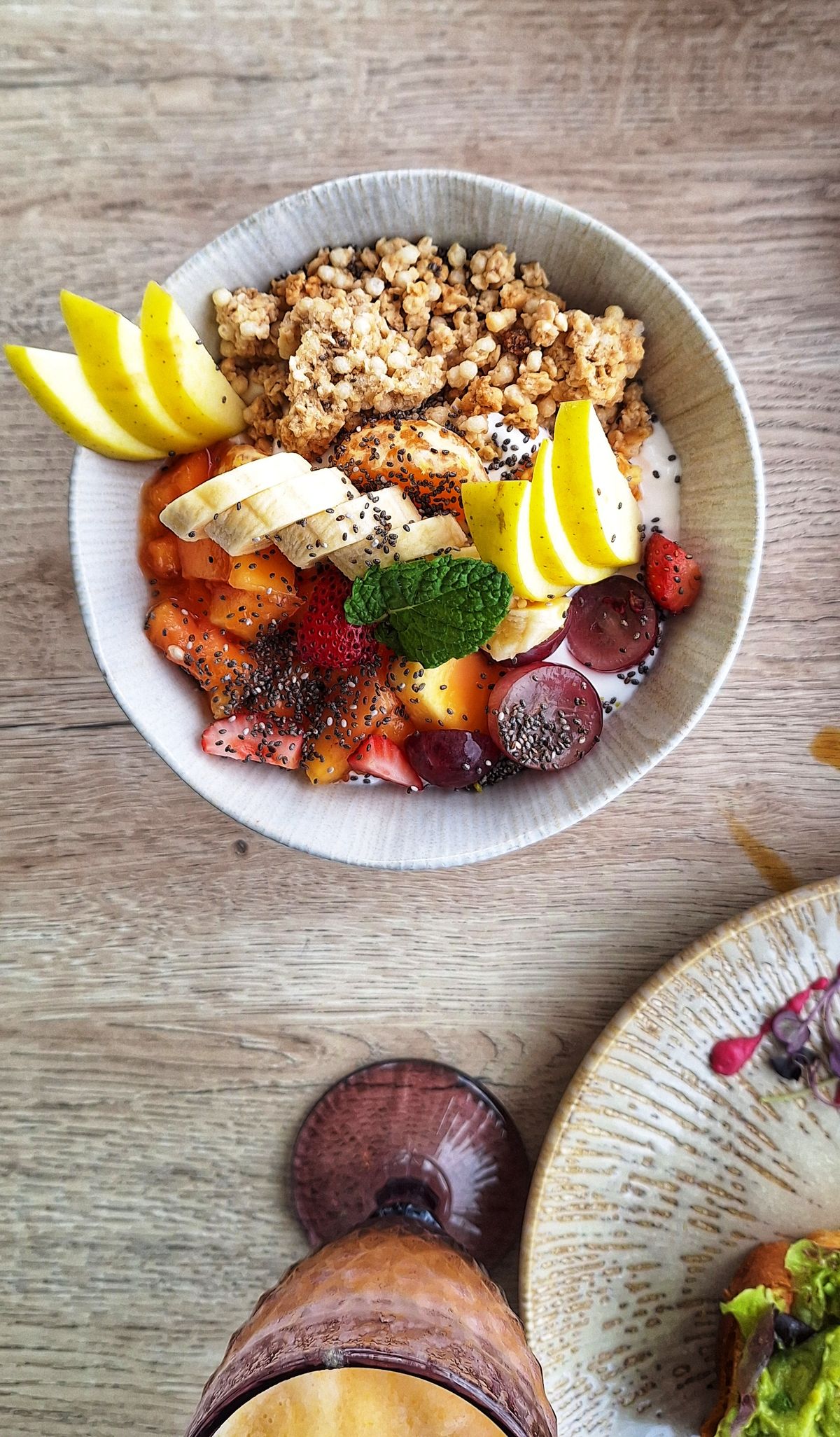 Tigela de iogurte com frutas e sementes