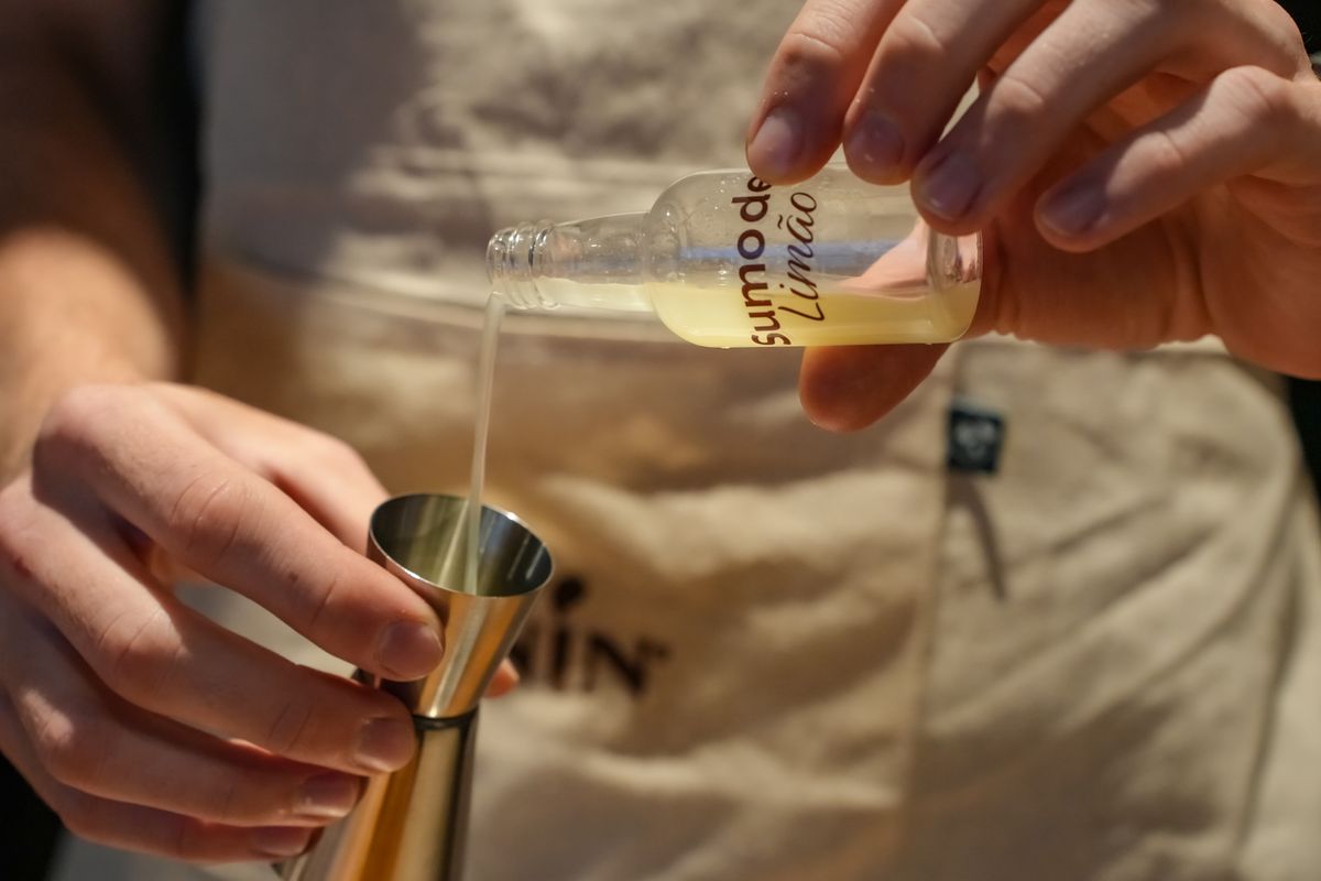 Zeste et twist : comment parfumer un cocktail - Maîtriser les outils et les gestes de barman