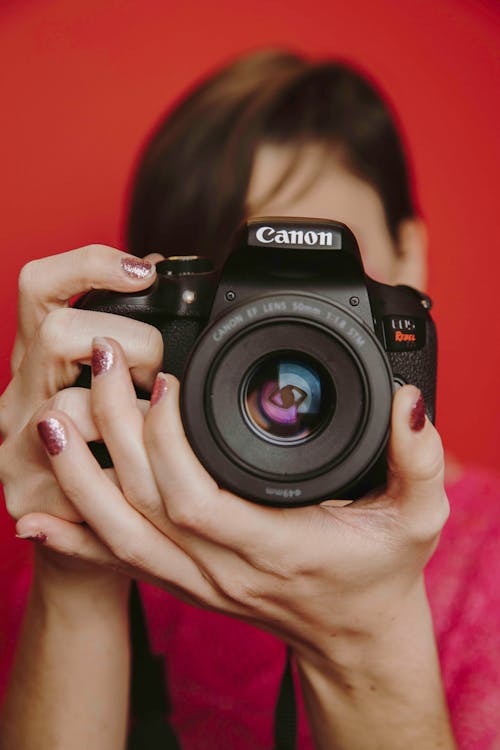 Người Cầm Máy ảnh Canon Dslr Màu đen