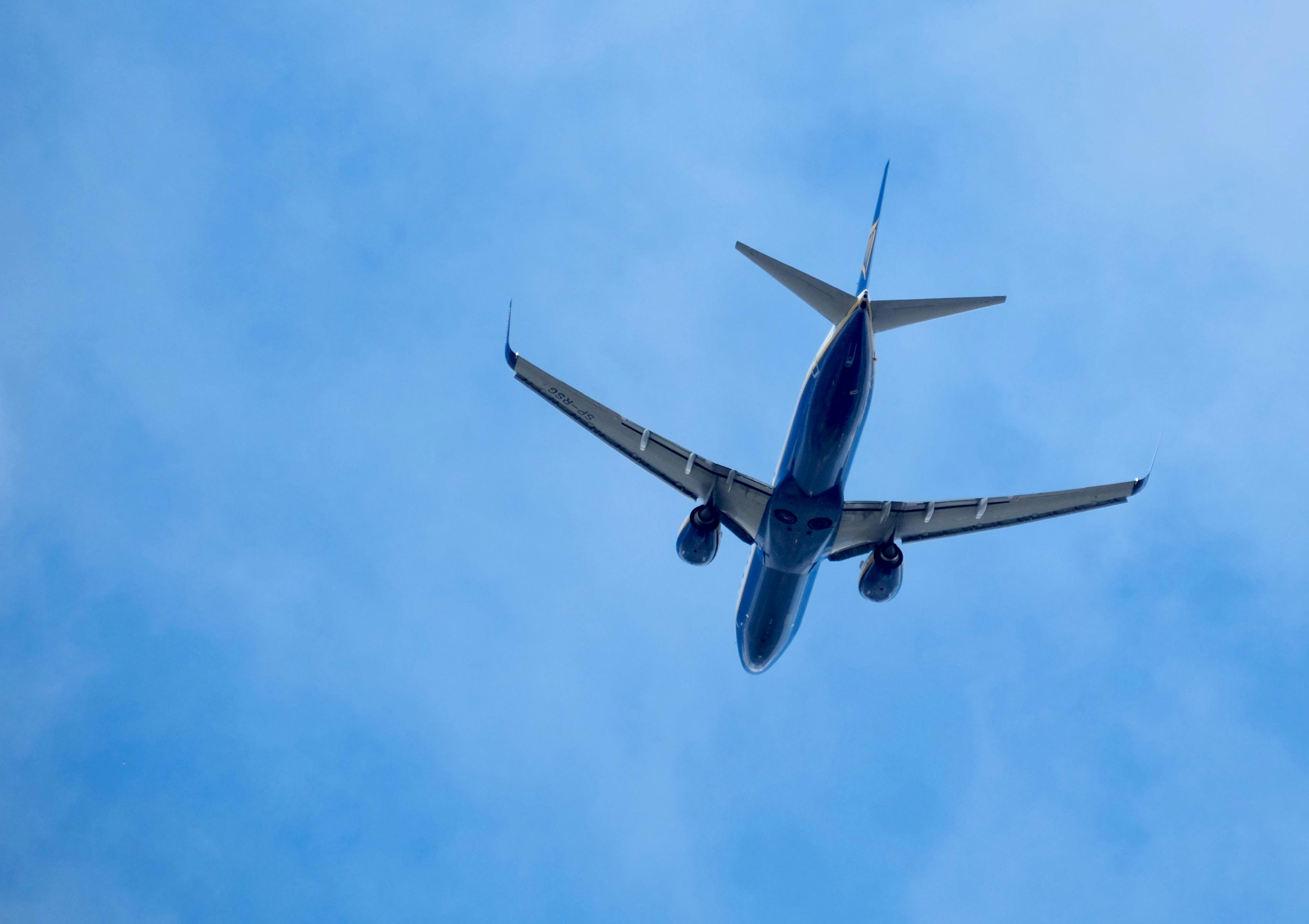 airline miles, frequent flyer, travel rewards, credit card points, airline alliances, Airlines & points — Photo by Roman Bier