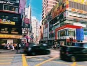 香港铜锣湾街景充满活力，行人交通繁忙，标牌五颜六色