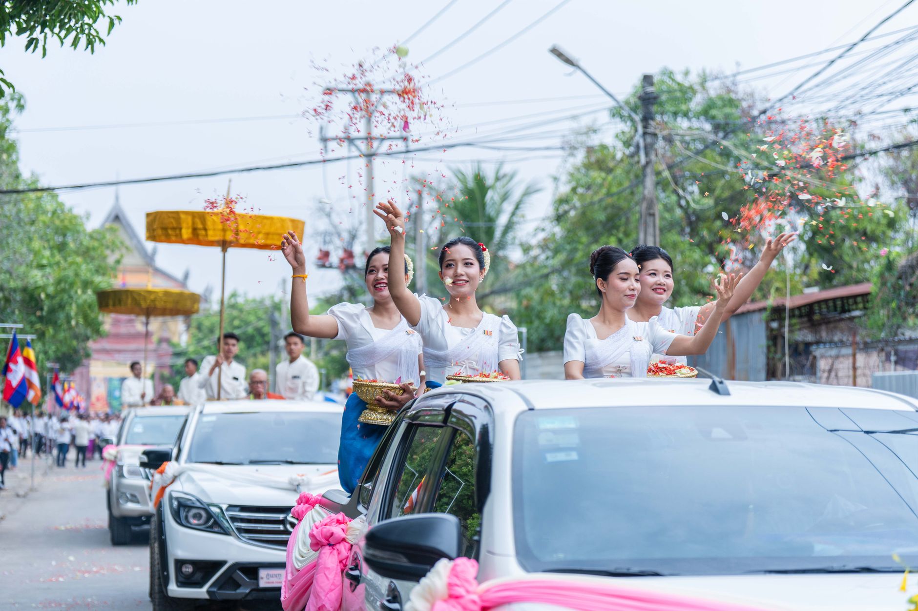អ្នកគាំទ្របាល់ទាត់ជាច្រើនកំពុងអបអរនៅក្នុងកីឡដ្ឋានធំមួយក្រោមពន្លឺភ្លើងពេលយប់