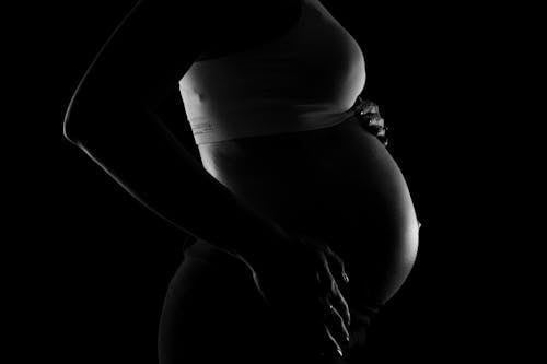 Фотография беременной в серой шкале