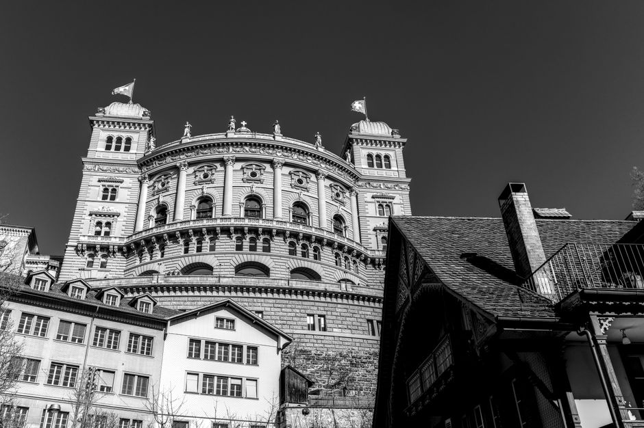 Swiss lawmaker withdraws motion, allowing Parliament to continue UBS bill