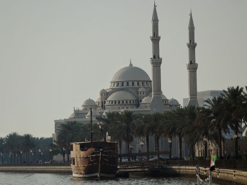Salaires à Sharjah en 2026 : secteurs, employeurs et comparatif avec Dubaï