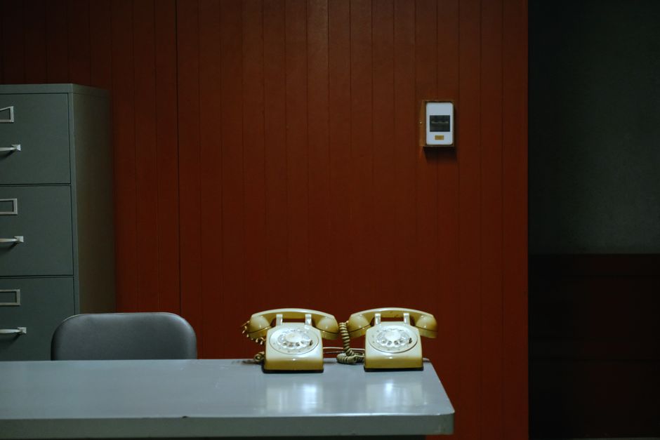 carte bancaire et téléphone posés sur un bureau