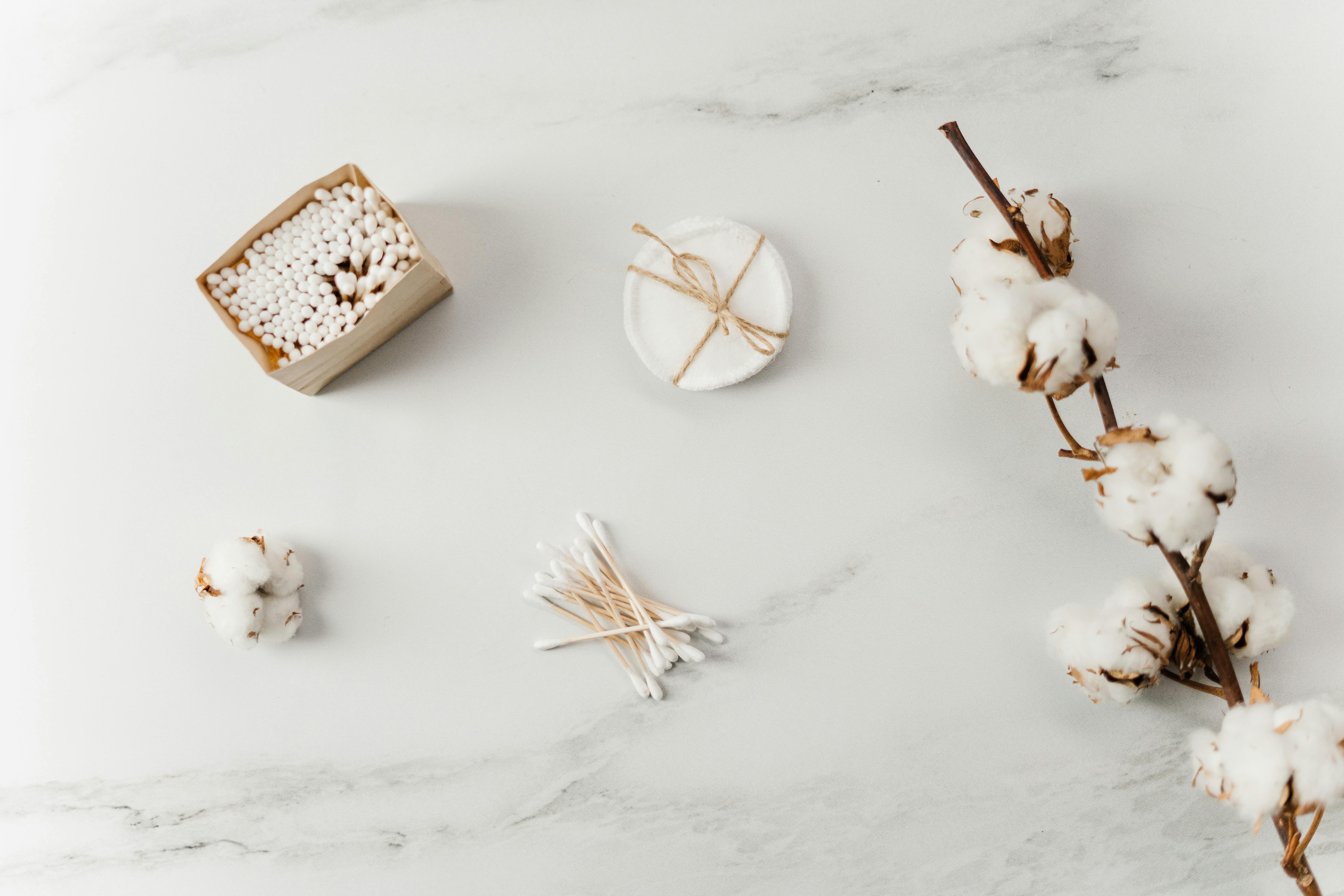 大理石表面优雅地平躺着棉枝、洗漱用品和棉签