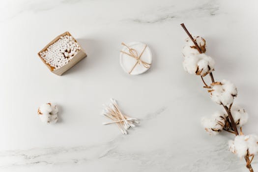 大理石表面优雅地平躺着棉枝、洗漱用品和棉签