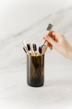 从支架的环保系列中选择木制牙刷